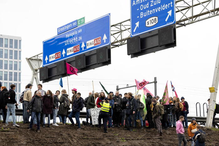 Politie neemt auto's Extinction Rebellion in beslag, blokkade-actie niet gelukt