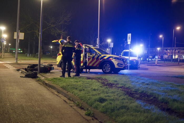 Automobilist laat aangereden scooterrijdster achter