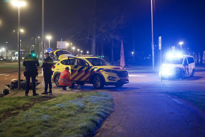 Automobilist laat aangereden scooterrijdster achter