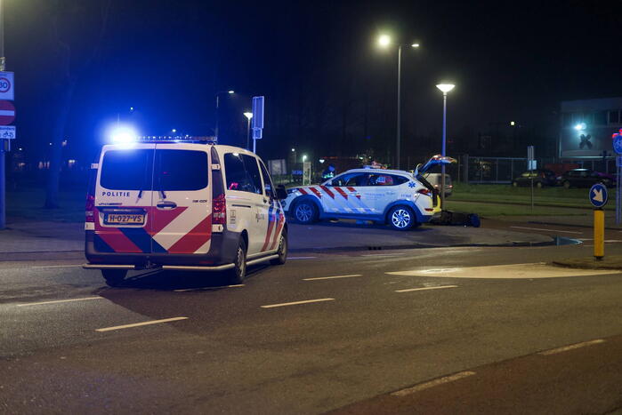 Automobilist laat aangereden scooterrijdster achter