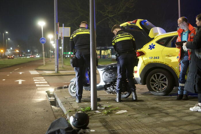 Automobilist laat aangereden scooterrijdster achter