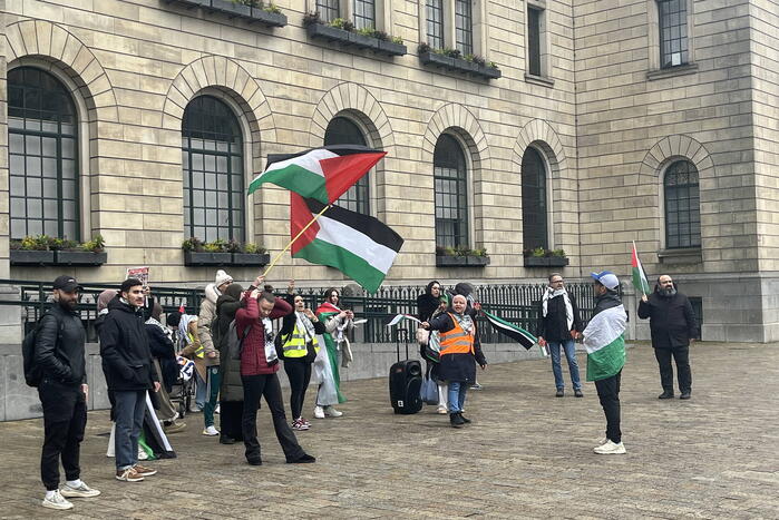 Kleine pro Palestina demonstratie voor stadhuis