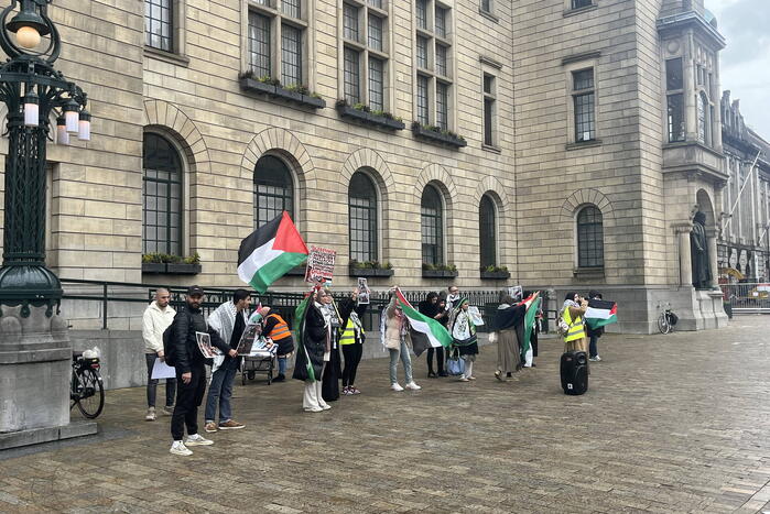 Kleine pro Palestina demonstratie voor stadhuis