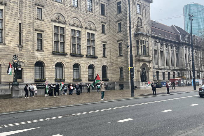 Kleine pro Palestina demonstratie voor stadhuis