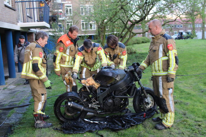 Vlammen slaan metershoog uit motor