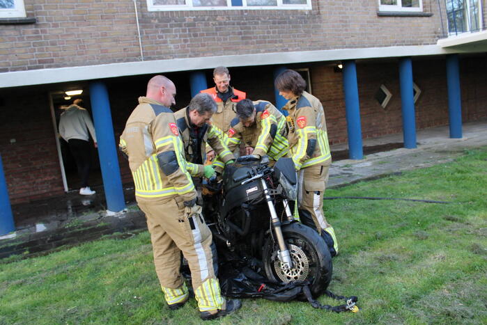 Vlammen slaan metershoog uit motor