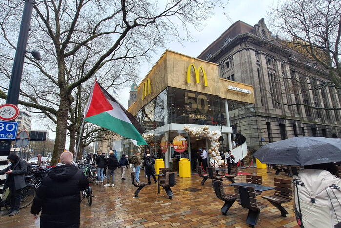 Pro-Palestina demonstratie voor drukke Mcdonalds