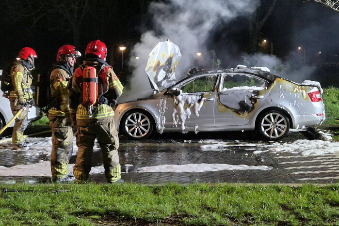 Taxi compleet verwoest door brand