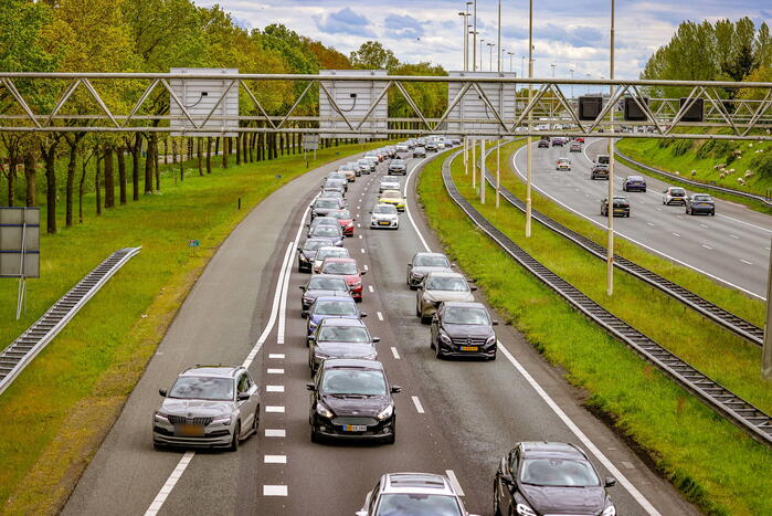 Bestuurders rijden door rood kruis bij wegwerkzaamheden aan snelweg