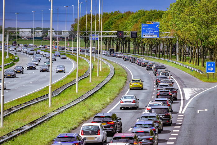 Bestuurders rijden door rood kruis bij wegwerkzaamheden aan snelweg