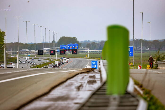 Bestuurders rijden door rood kruis bij wegwerkzaamheden aan snelweg