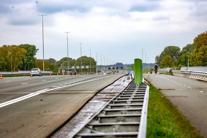 Bestuurders rijden door rood kruis bij wegwerkzaamheden aan snelweg