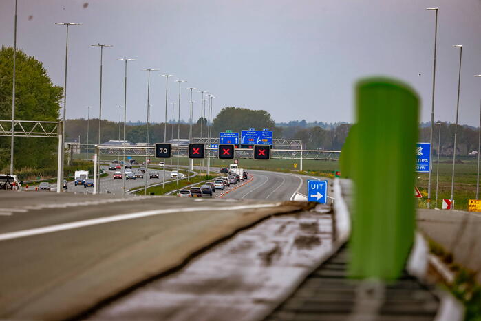 Bestuurders rijden door rood kruis bij wegwerkzaamheden aan snelweg