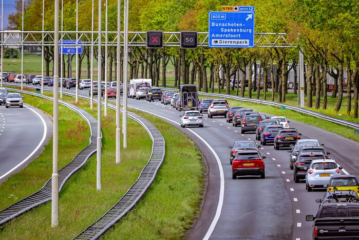 Bestuurders rijden door rood kruis bij wegwerkzaamheden aan snelweg