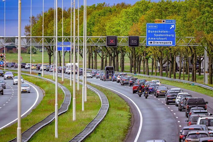 Bestuurders rijden door rood kruis bij wegwerkzaamheden aan snelweg