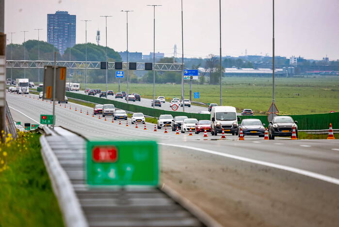 Bestuurders rijden door rood kruis bij wegwerkzaamheden aan snelweg