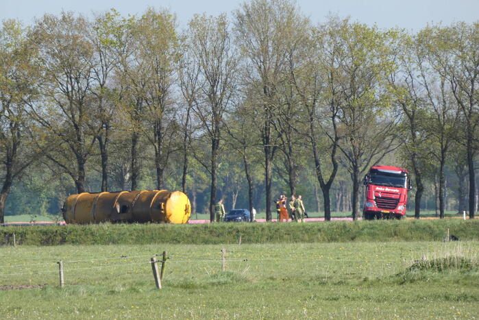 N381 urenlang afgesloten door ernstig ongeval met vrachtwagen