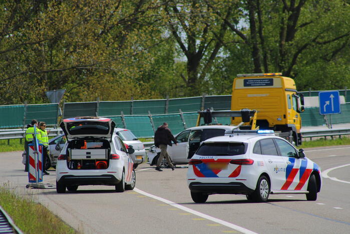 Ongeval tussen twee personenauto's bij invoegen snelweg