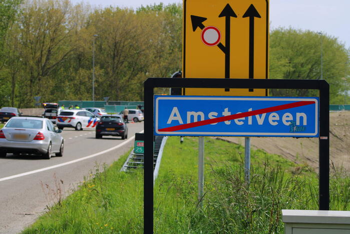 Ongeval tussen twee personenauto's bij invoegen snelweg