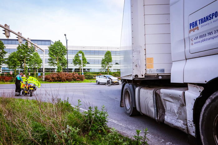 Vrachtwagen en personenauto botsen op kruispunt