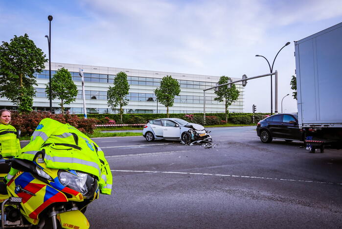 Vrachtwagen en personenauto botsen op kruispunt