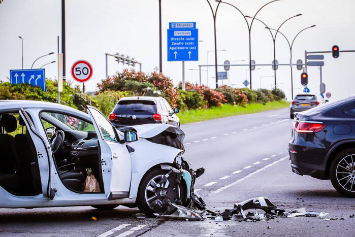 Vrachtwagen en personenauto botsen op kruispunt