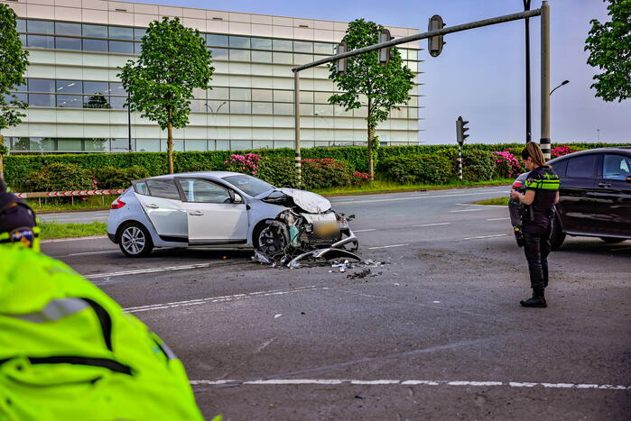 Vrachtwagen en personenauto botsen op kruispunt