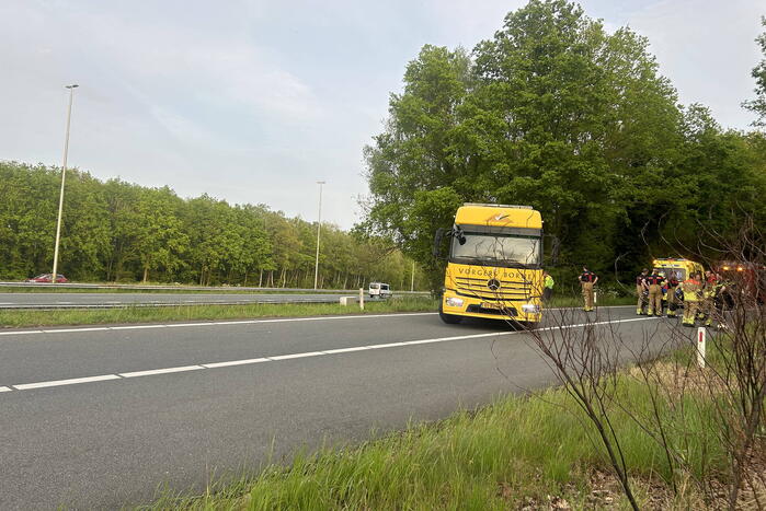 Auto verliest controle over stuur en knalt tegen boom