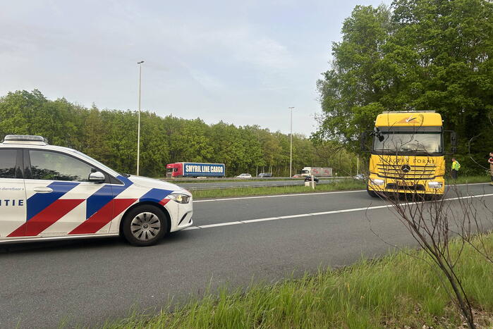 Auto verliest controle over stuur en knalt tegen boom