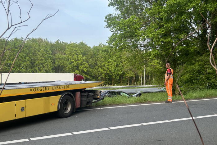 Auto verliest controle over stuur en knalt tegen boom