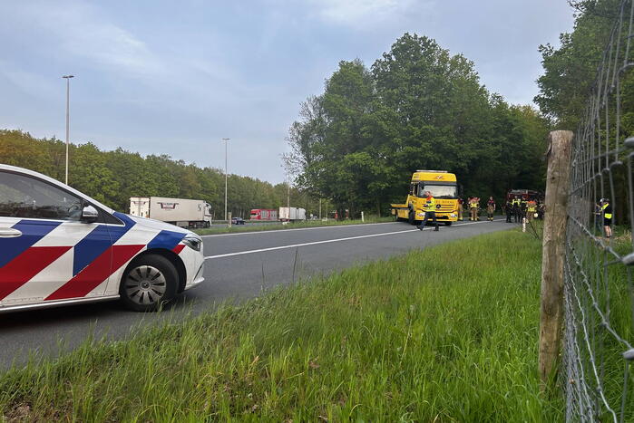 Auto verliest controle over stuur en knalt tegen boom