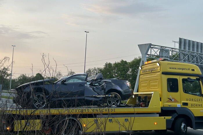 Auto verliest controle over stuur en knalt tegen boom