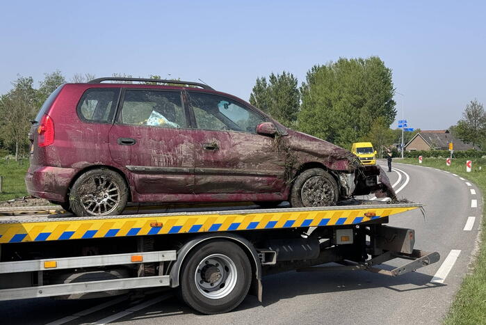 Auto belandt in de sloot