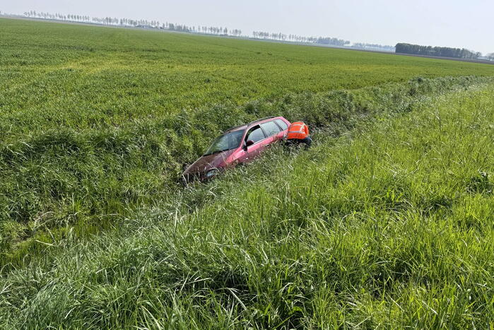 Auto belandt in de sloot