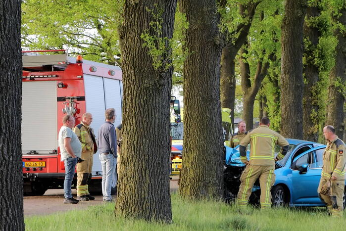 Bestuurder ernstig gewond na frontale botsing tegen boom