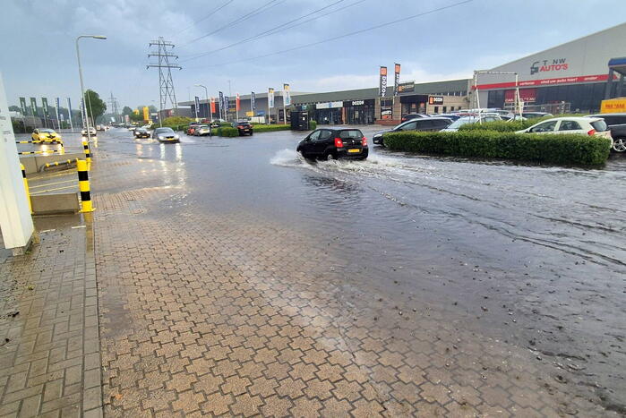 Straten onder water na fikse hoosbuien