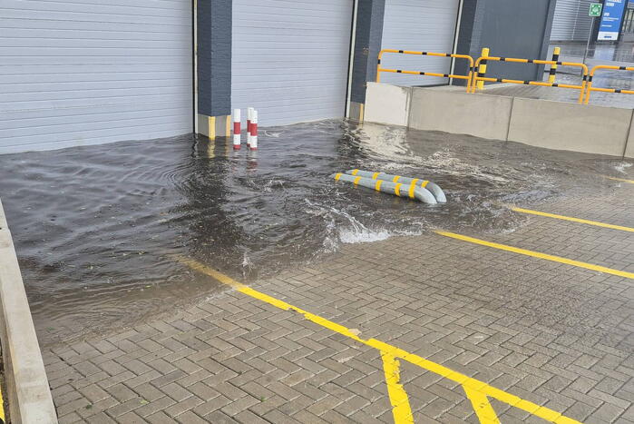 Straten onder water na fikse hoosbuien