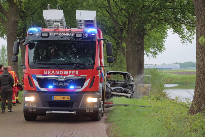 Auto verwoest door brand