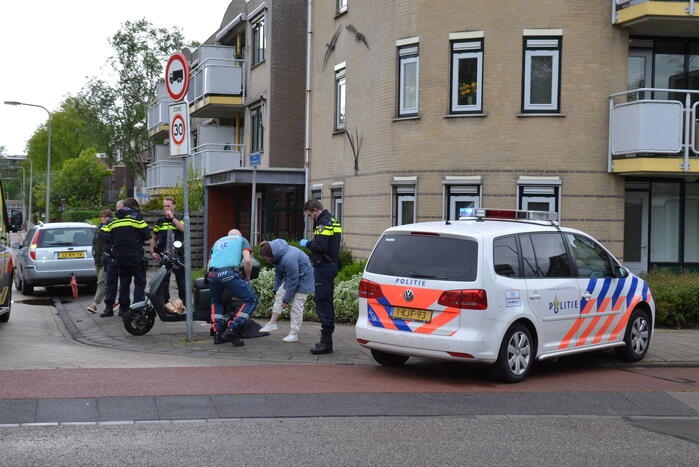 Twee personen op scooter aangereden