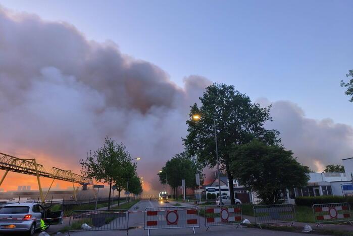 Brand na dag van uitbreken nog steeds niet onder controle