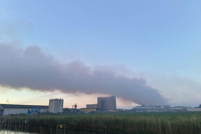 Brand na dag van uitbreken nog steeds niet onder controle