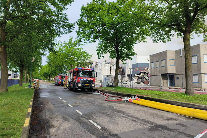 Brand na dag van uitbreken nog steeds niet onder controle