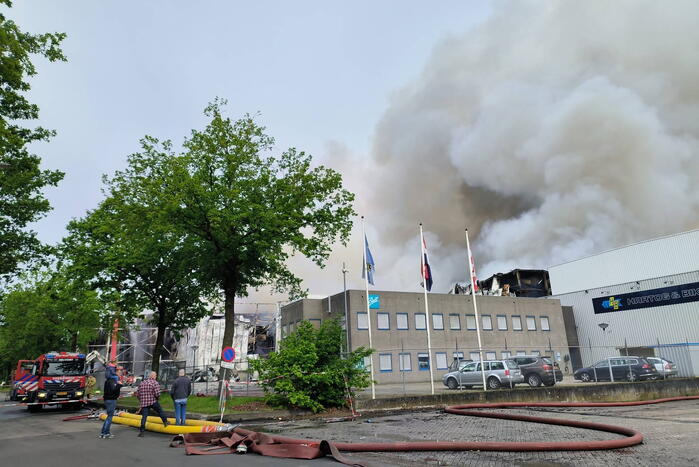 Brand na dag van uitbreken nog steeds niet onder controle