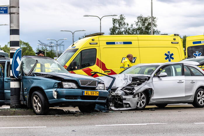 Persoon bekneld na ernstig ongeval op kruising