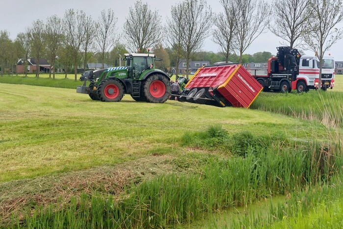 Tractor belandt in sloot tijdens werkzaamheden