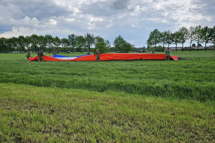 Luchtmacht vlieg met Chinook en Nederlandse vlag over stad der bevrijding