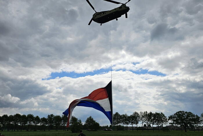 Luchtmacht vlieg met Chinook en Nederlandse vlag over stad der bevrijding