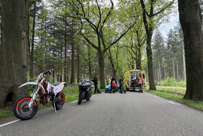 Bijrijder valt van motor