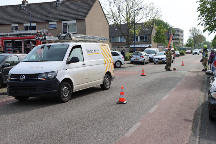 Automobilist belandt tegen garagedeur na aanrijding met bestelbus