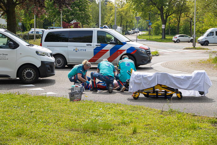 Fietsster aangereden op rotonde